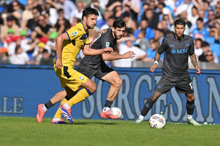Khvicha Kvaratskhelia a fost duminică invizibil în fața luptătorului albanez Berat Djimsiti / Foto: Imago Maradonazo! Gasperini Ademolat liderul