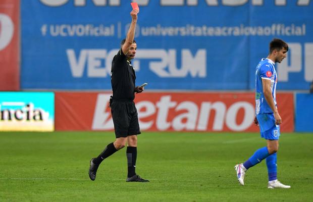 Uluială în Craiova - FCSB: uitase să îi arate cartonașul roșu! » Jucătorul eliminat, făcut praf la pauză: „De ce faci asta?”