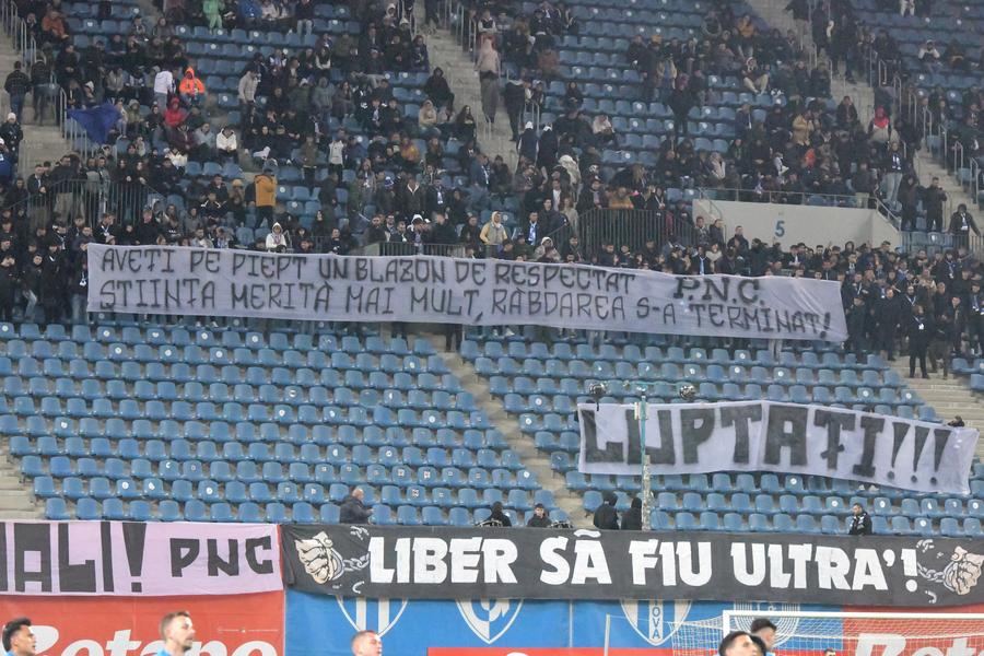 mesajul afișat de suporterii csu Craiova/ foto: Cristi Preda GSP Mesajul apărut în peluză cu 20 de minute înainte de start la Craiova - FCSB: „Răbdarea s-a terminat”