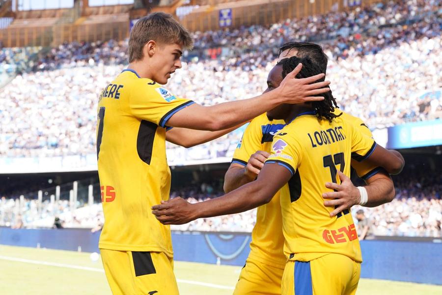 Charles De Ketelaere și Ademola Lookman sărbătoresc al doilea gol la care au conlucrat letal / Foto: Imago Maradonazo! Gasperini Ademolat liderul