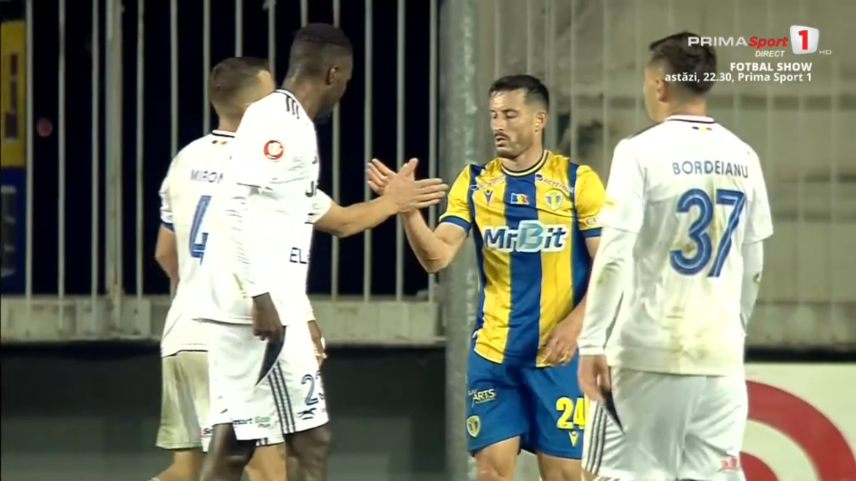 Tot stadionul a văzut penalty în Petrolul - FC Botoșani, dar el a făcut semn că n-a fost atins! A fost aplaudat de adversari