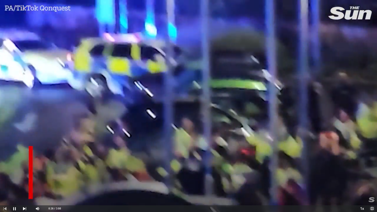 Scunthorpe United a anunțat că Jonathan Gjoshe a fost atacat în tren