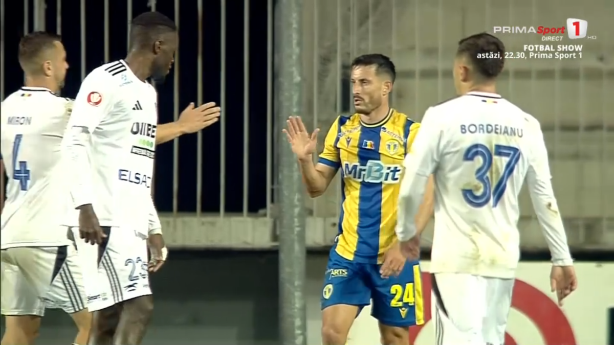 Tot stadionul a văzut penalty în Petrolul - FC Botoșani, dar el a făcut semn că n-a fost atins! A fost aplaudat de adversari