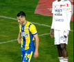 Tot stadionul a văzut penalty în Petrolul - FC Botoșani, dar el a făcut semn că n-a fost atins! A fost aplaudat de adversari