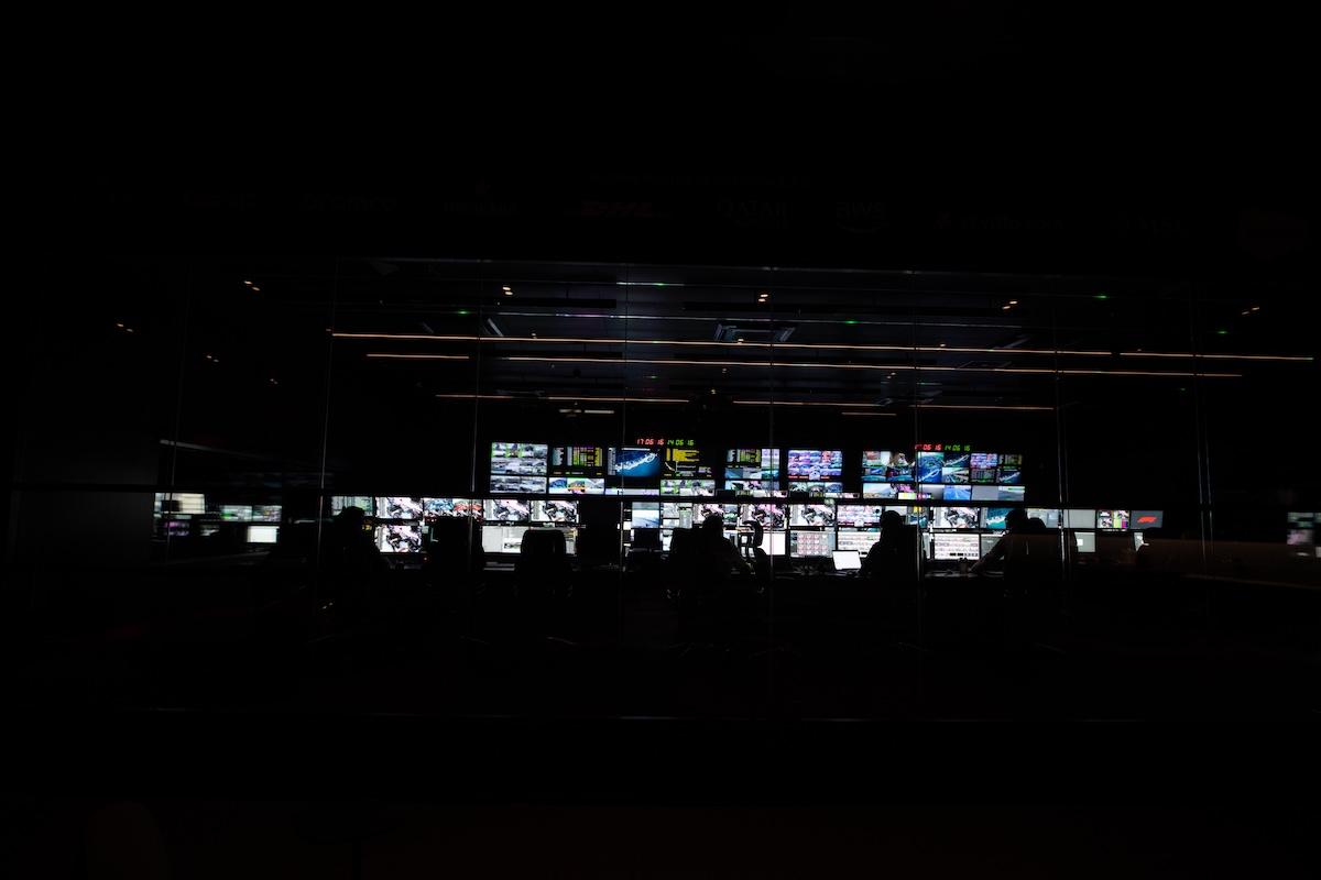 Un fost hangar, transformat în „creierul” Formulei 1 » Cum arată centrul media din care, cu tehnologie Lenovo, se transmite fiecare cursă: sute de monitoare, milioane de linii de cod și 600 de TB de date