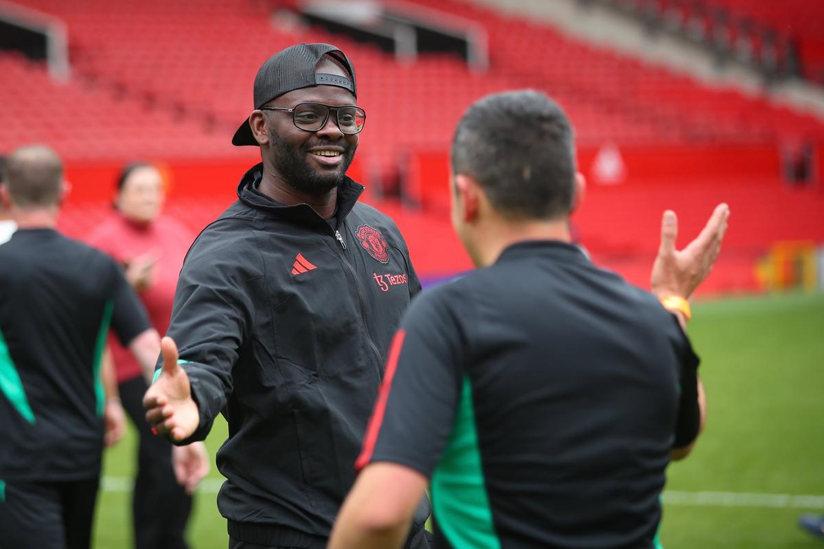 Suporterul român care a jucat fotbal pe Old Trafford, cu Saha și Wes Brown antrenori