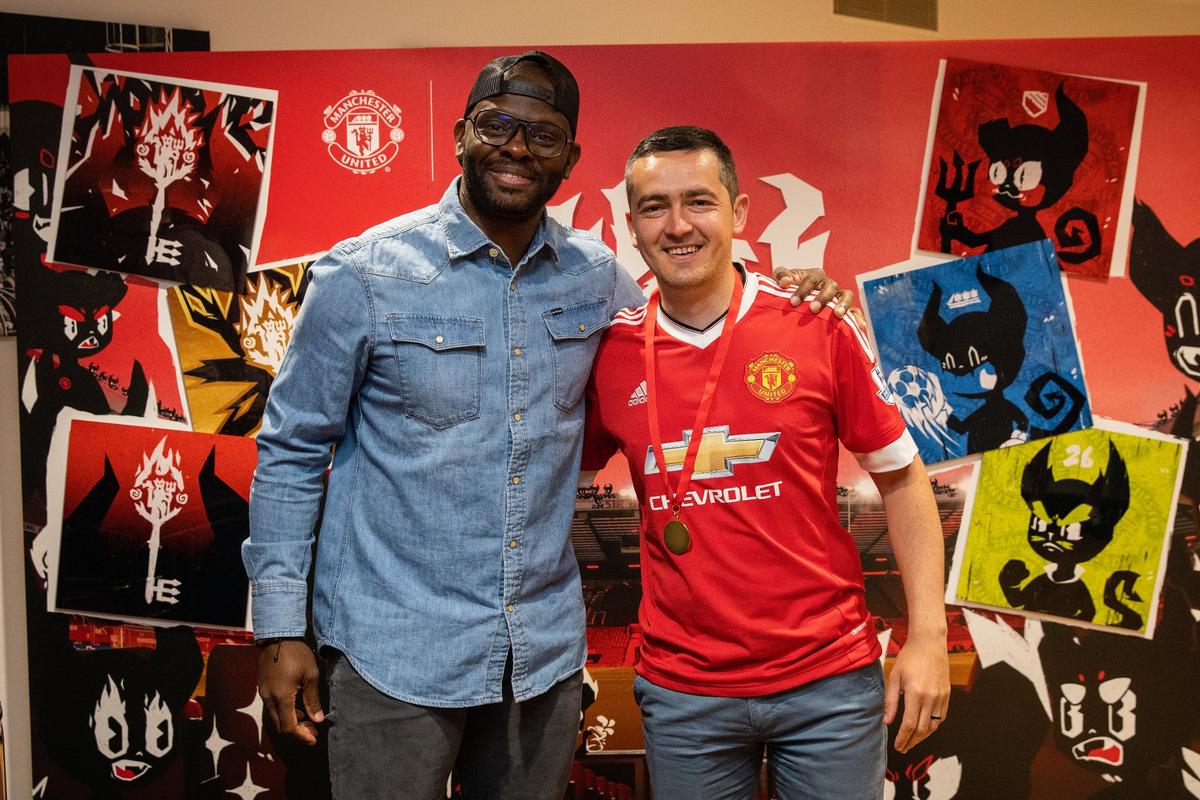 Suporterul român care a jucat fotbal pe Old Trafford, cu Saha și Wes Brown antrenori