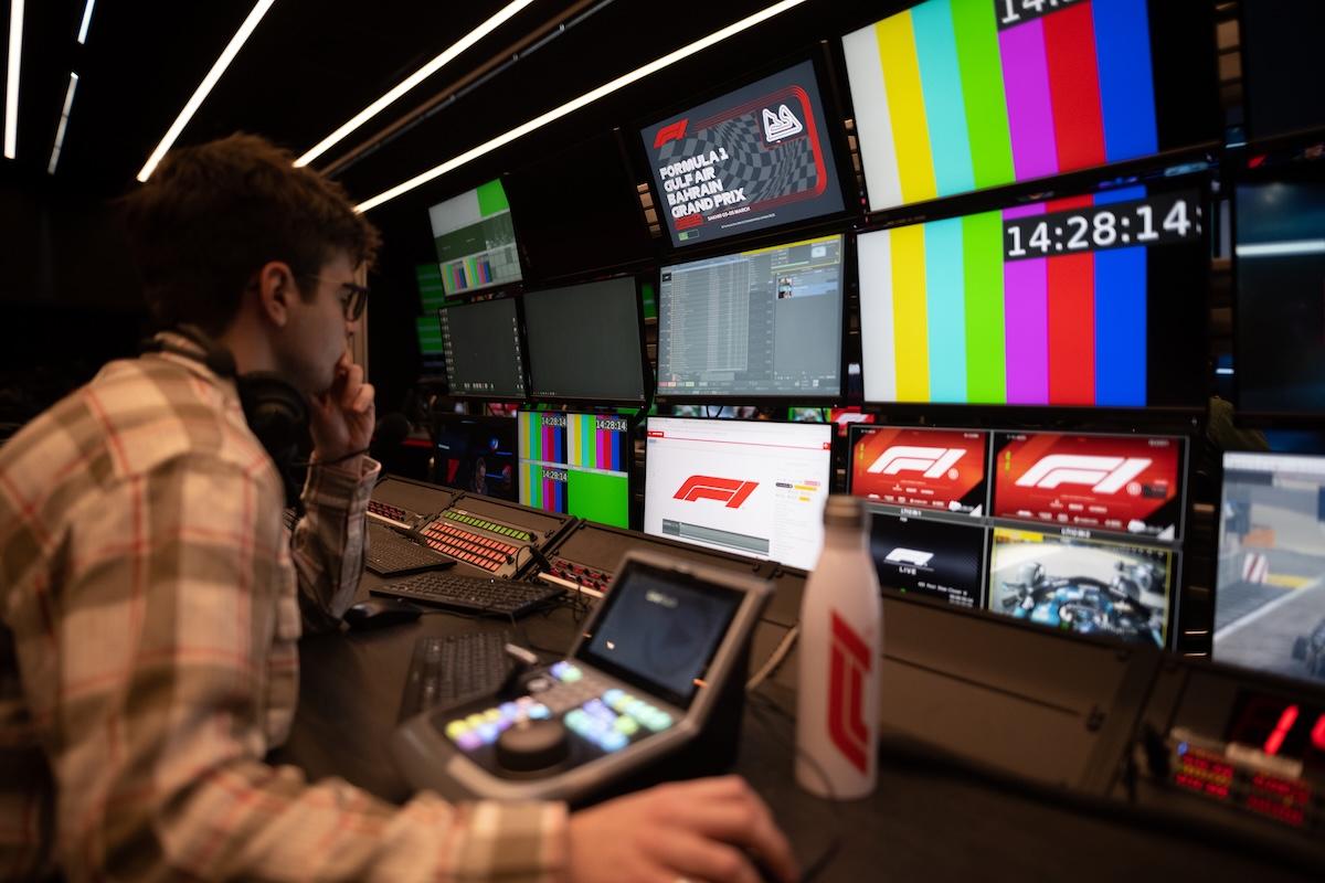 Un fost hangar, transformat în „creierul” Formulei 1 » Cum arată centrul media din care, cu tehnologie Lenovo, se transmite fiecare cursă: sute de monitoare, milioane de linii de cod și 600 de TB de date