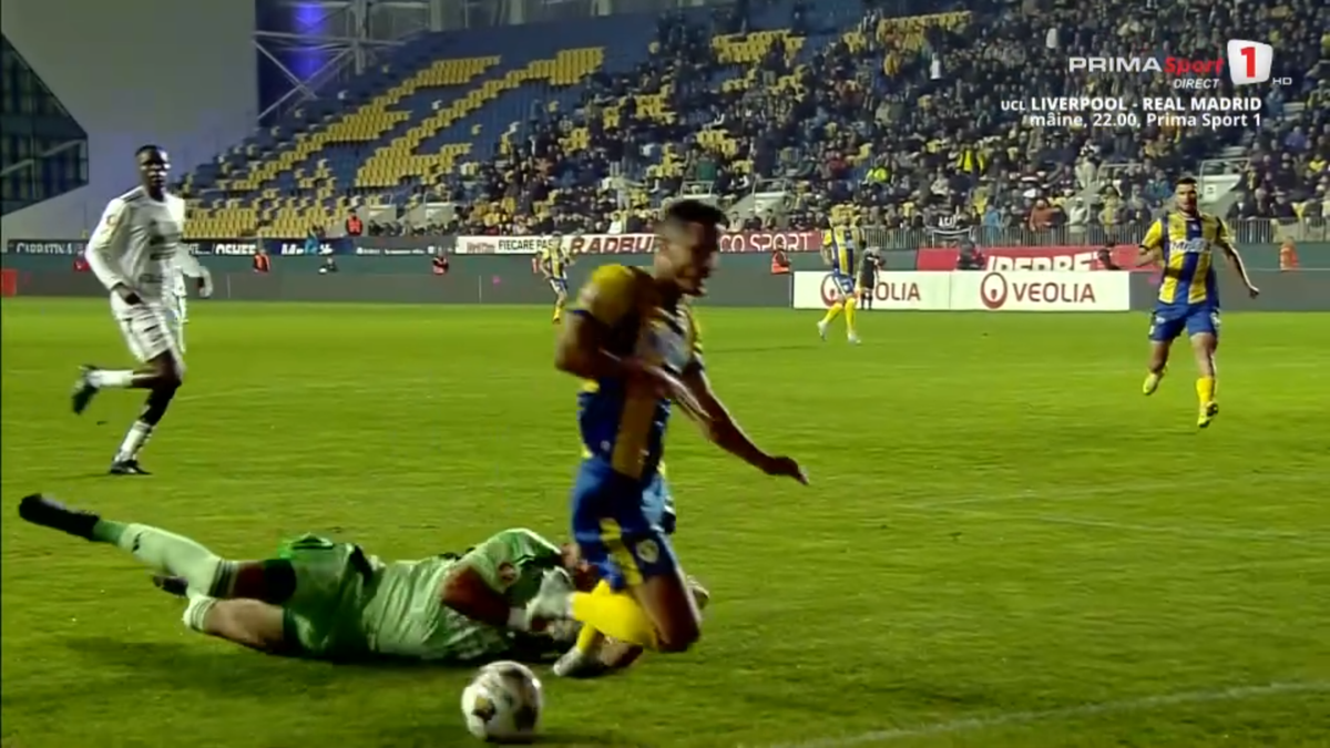 Tot stadionul a văzut penalty în Petrolul - FC Botoșani, dar el a făcut semn că n-a fost atins! A fost aplaudat de adversari
