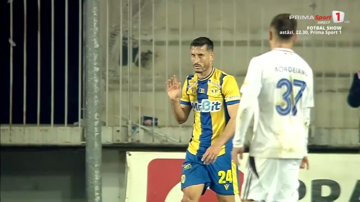Tot stadionul a văzut penalty în Petrolul - FC Botoșani, dar el a făcut semn că n-a fost atins! A fost aplaudat de adversari
