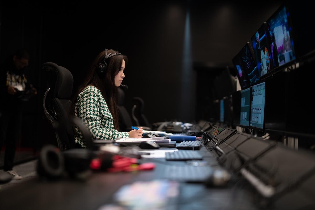 Un fost hangar, transformat în „creierul” Formulei 1 » Cum arată centrul media din care, cu tehnologie Lenovo, se transmite fiecare cursă: sute de monitoare, milioane de linii de cod și 600 de TB de date