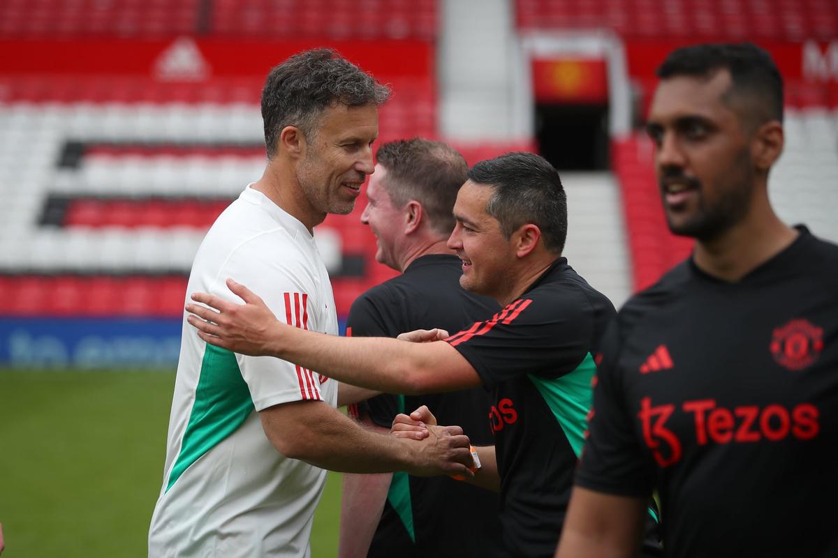 Suporterul român care a jucat fotbal pe Old Trafford, cu Saha și Wes Brown antrenori