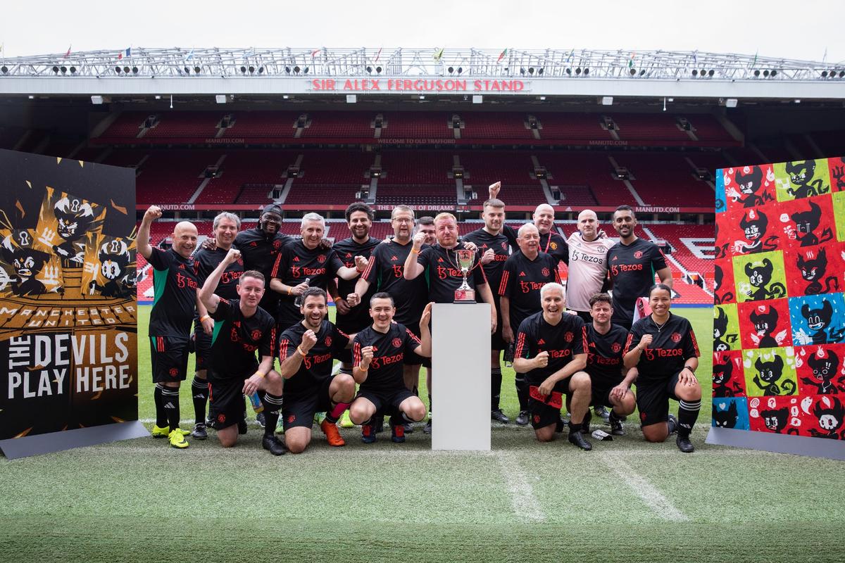 Suporterul român care a jucat fotbal pe Old Trafford, cu Saha și Wes Brown antrenori