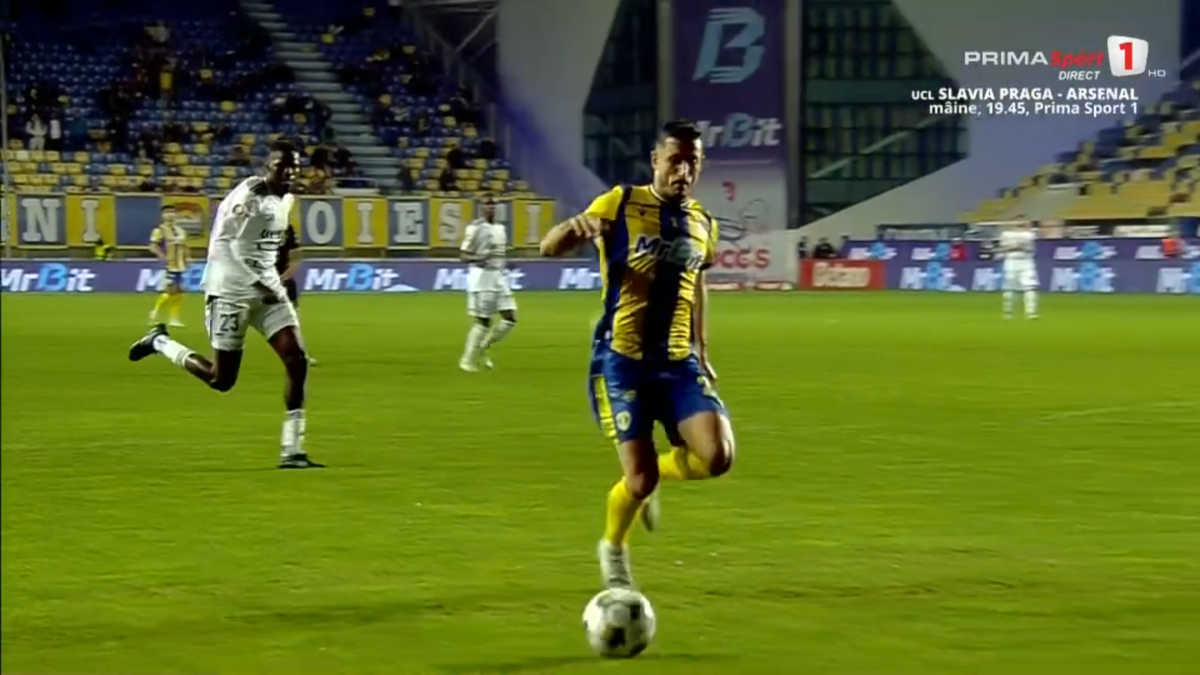 Tot stadionul a văzut penalty în Petrolul - FC Botoșani, dar el a făcut semn că n-a fost atins! A fost aplaudat de adversari