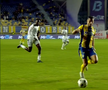Tot stadionul a văzut penalty în Petrolul - FC Botoșani, dar el a făcut semn că n-a fost atins! A fost aplaudat de adversari