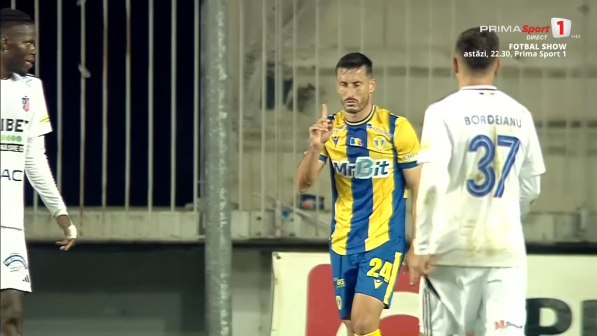 Tot stadionul a văzut penalty în Petrolul - FC Botoșani, dar el a făcut semn că n-a fost atins! A fost aplaudat de adversari