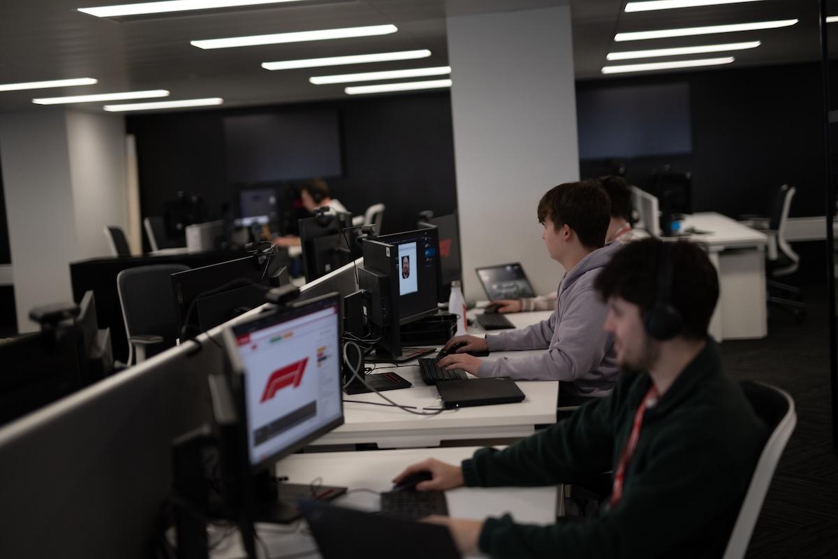 Un fost hangar, transformat în „creierul” Formulei 1 » Cum arată centrul media din care, cu tehnologie Lenovo, se transmite fiecare cursă: sute de monitoare, milioane de linii de cod și 600 de TB de date