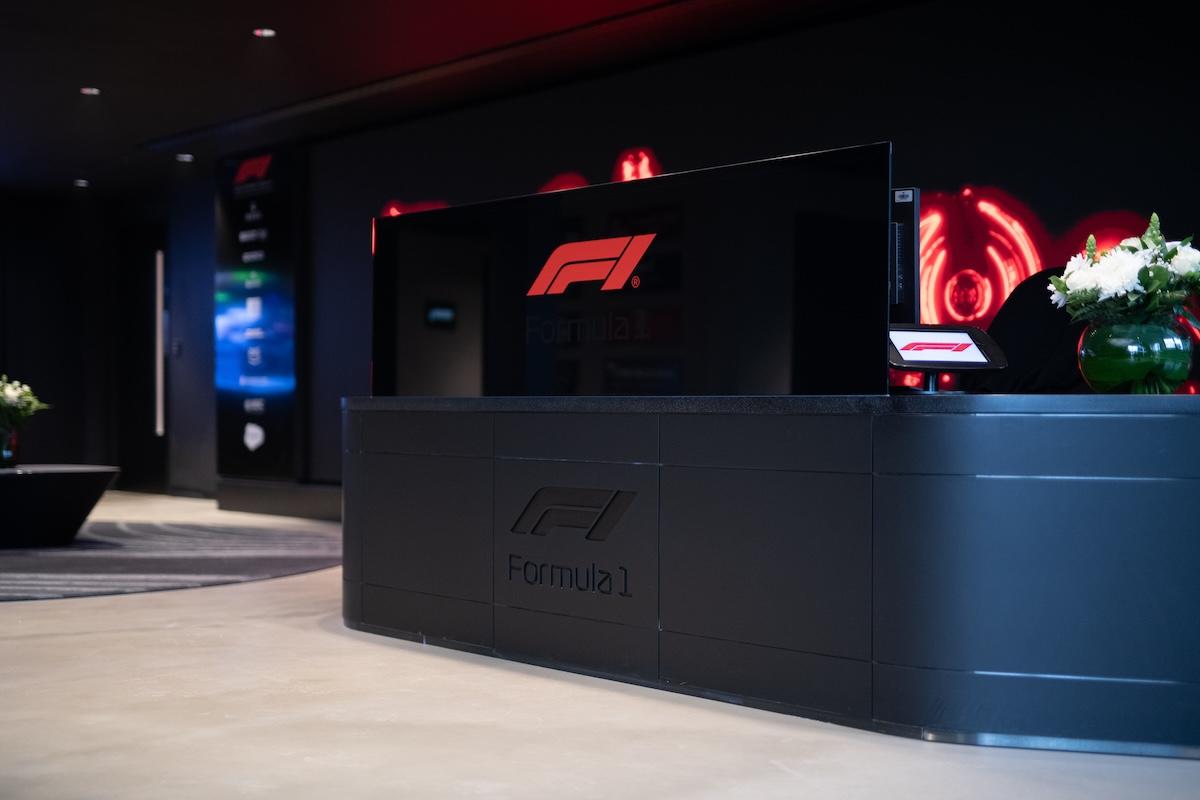 Un fost hangar, transformat în „creierul” Formulei 1 » Cum arată centrul media din care, cu tehnologie Lenovo, se transmite fiecare cursă: sute de monitoare, milioane de linii de cod și 600 de TB de date