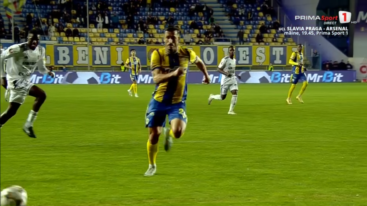 Tot stadionul a văzut penalty în Petrolul - FC Botoșani, dar el a făcut semn că n-a fost atins! A fost aplaudat de adversari