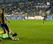 Tot stadionul a văzut penalty în Petrolul - FC Botoșani, dar el a făcut semn că n-a fost atins! A fost aplaudat de adversari