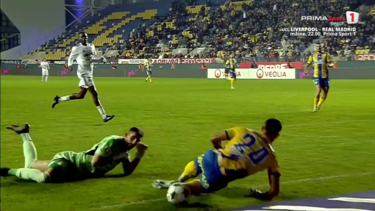 Tot stadionul a văzut penalty în Petrolul - FC Botoșani, dar el a făcut semn că n-a fost atins! A fost aplaudat de adversari