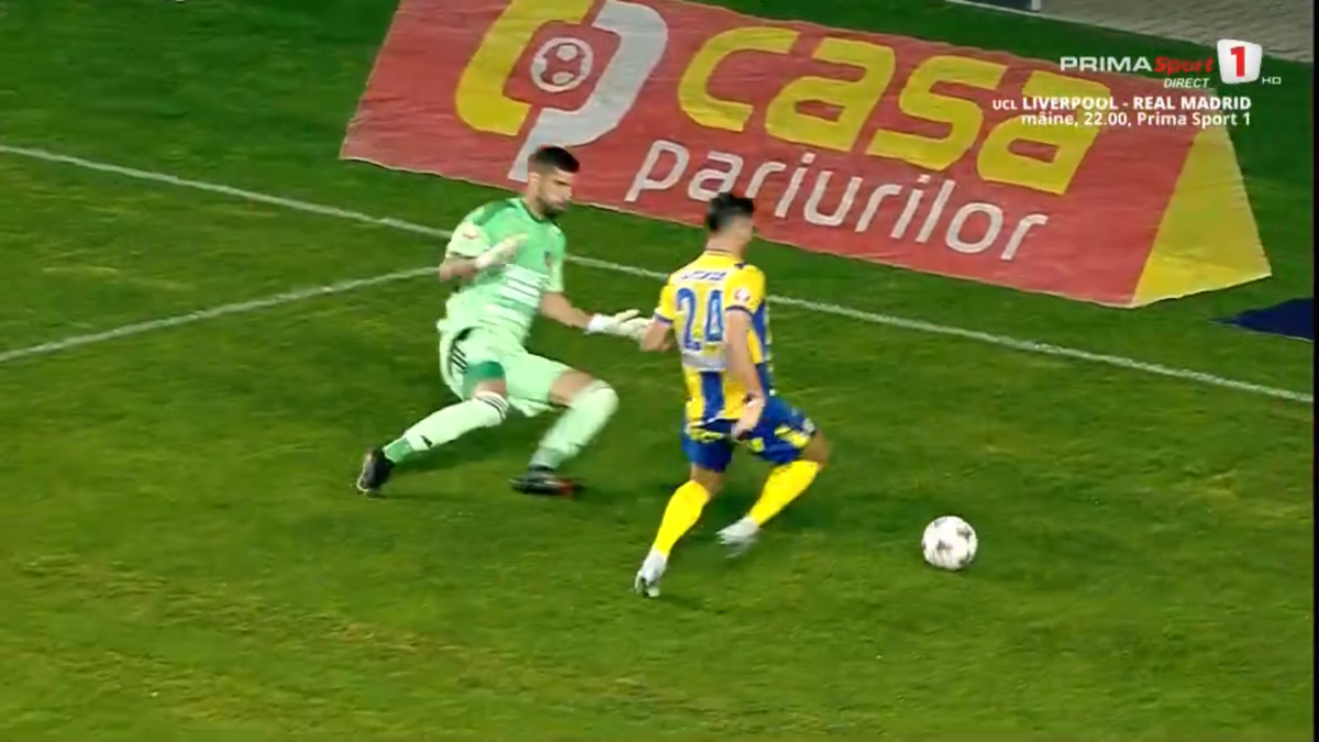 Tot stadionul a văzut penalty în Petrolul - FC Botoșani, dar el a făcut semn că n-a fost atins! A fost aplaudat de adversari