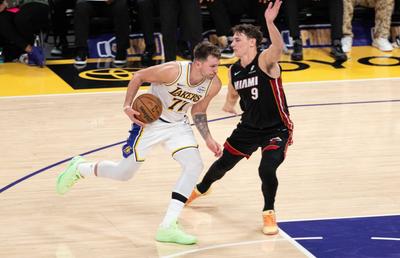 Luka Doncic, performanță unică în istoria lui Los Angeles Lakers! I-a depășit pe legendarii Jerry West și Kobe Bryant
