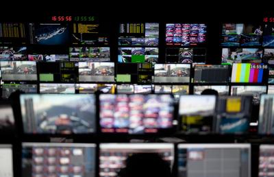 Un fost hangar, transformat în „creierul” Formulei 1 » Cum arată centrul media din care, cu tehnologie Lenovo, se transmite fiecare cursă: sute de monitoare, milioane de linii de cod și 600 de TB de date