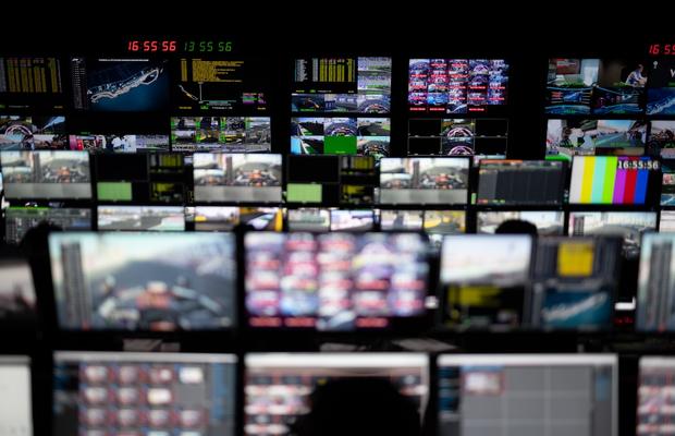 Un fost hangar, transformat în „creierul” Formulei 1 » Cum arată centrul media din care, cu tehnologie Lenovo, se transmite fiecare cursă: sute de monitoare, milioane de linii de cod și 600 de TB de date