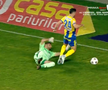 Tot stadionul a văzut penalty în Petrolul - FC Botoșani, dar el a făcut semn că n-a fost atins! A fost aplaudat de adversari