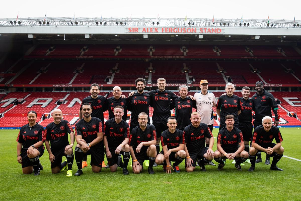 Suporterul român care a jucat fotbal pe Old Trafford, cu Saha și Wes Brown antrenori