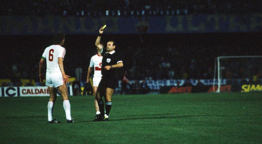 Arbitrul grec Gerasimos Germanakos îi arată cartonașul galben lui Guido Buchwald (Stuttgart) în prima manșă a finalei Cupei UEFA 1989, cu Napoli / Foto: Imago Acuzații EXPLOZIVE! Mafia i-ar fi „aranjat” lui Maradona triumful cu Napoli în Cupa UEFA din 1989: „A fost mită, a primit o casă”