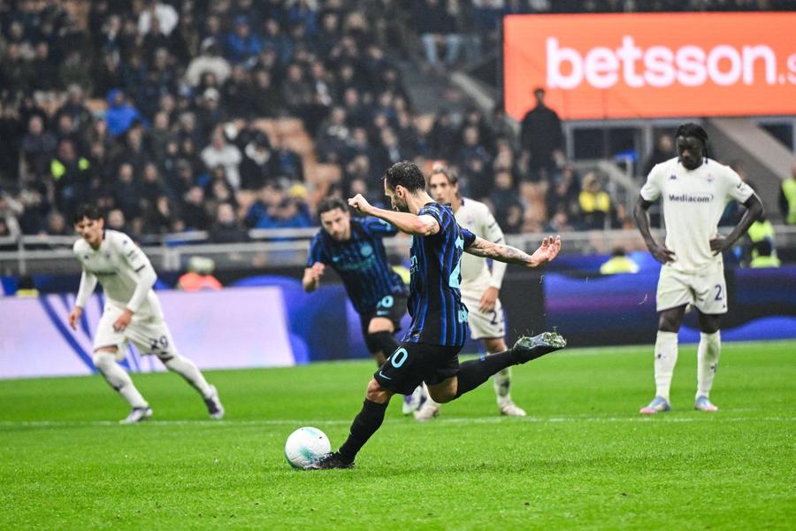 Hakan Calhanoglu a transformat precis penaltyurile lui Inter cu St. Gilloise, Napoli și Fiorentina / Foto: Imago Inter anunță o lovitură grea pentru Chivu!