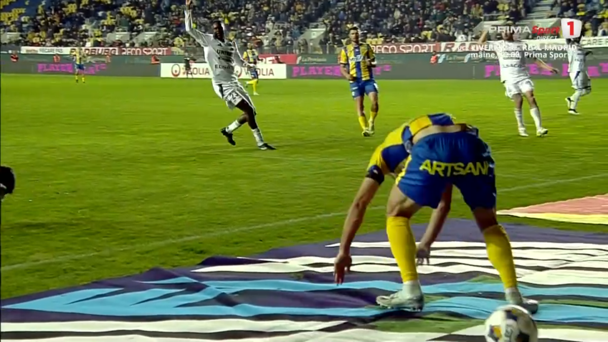 Tot stadionul a văzut penalty în Petrolul - FC Botoșani, dar el a făcut semn că n-a fost atins! A fost aplaudat de adversari