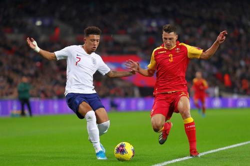 Risto Radunovic (dreapta), într-un duel cu Jadon Sancho într-un meci între Muntenegru și Anglia din 2019 // foto: Imago