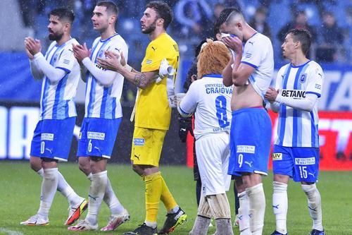 Jucătorii Craiovei salută suporterii după meciul cu FCSB // foto: Imago Images