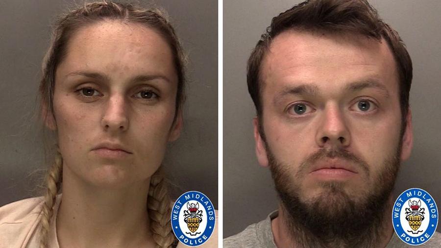 Emma Tustin, 32 de ani, și Thomas Hughes, 29 de ani Două cluburi rivale din Anglia, unite de o crimă înfiorătoare: copil de 6 ani ucis de mama vitregă, la îndemnul tatălui lui! Atenție, detalii care vă pot afecta emoțional