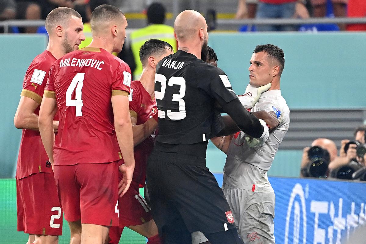 Sfidare pe teren la adresa sârbilor » Gestul provocator al căpitanului Elveției a inflamat spiritele, după meci, iar FIFA ar putea deschide o anchetă