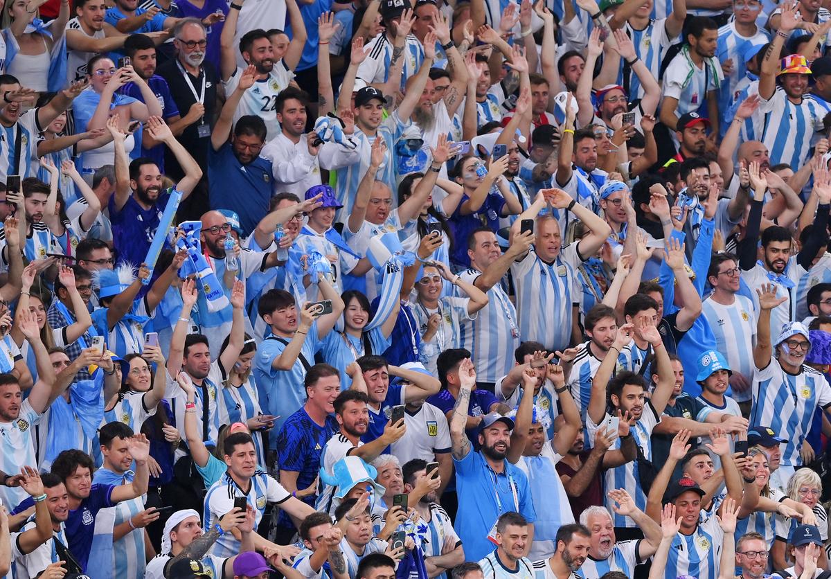 Lecție de pasiune pentru fotbal! Argentina, spectacol în tribune la CM 2022!