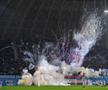 CS Universitatea Craiova - FCU Craiova, derby-ul etapei cu numărul 19 din Superliga României, a fost întrerupt în minutul 21, din cauza torțelor și petardelor aruncate de cele două galerii pe gazon.
Foto: Cristi Preda