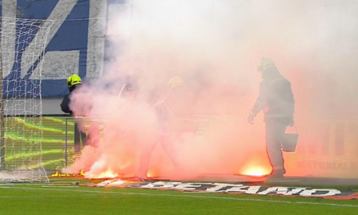 CSU Craiova - FCU Craiova, întrerupt din cauza torțelor / FOTO: Captură TV@ Digi Sport 1