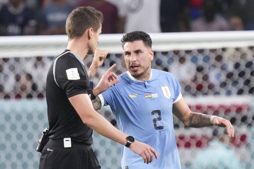 Gimenez se ceartă cu arbitrul Siebert, în Uruguay - Ghana/ foto Imago Images