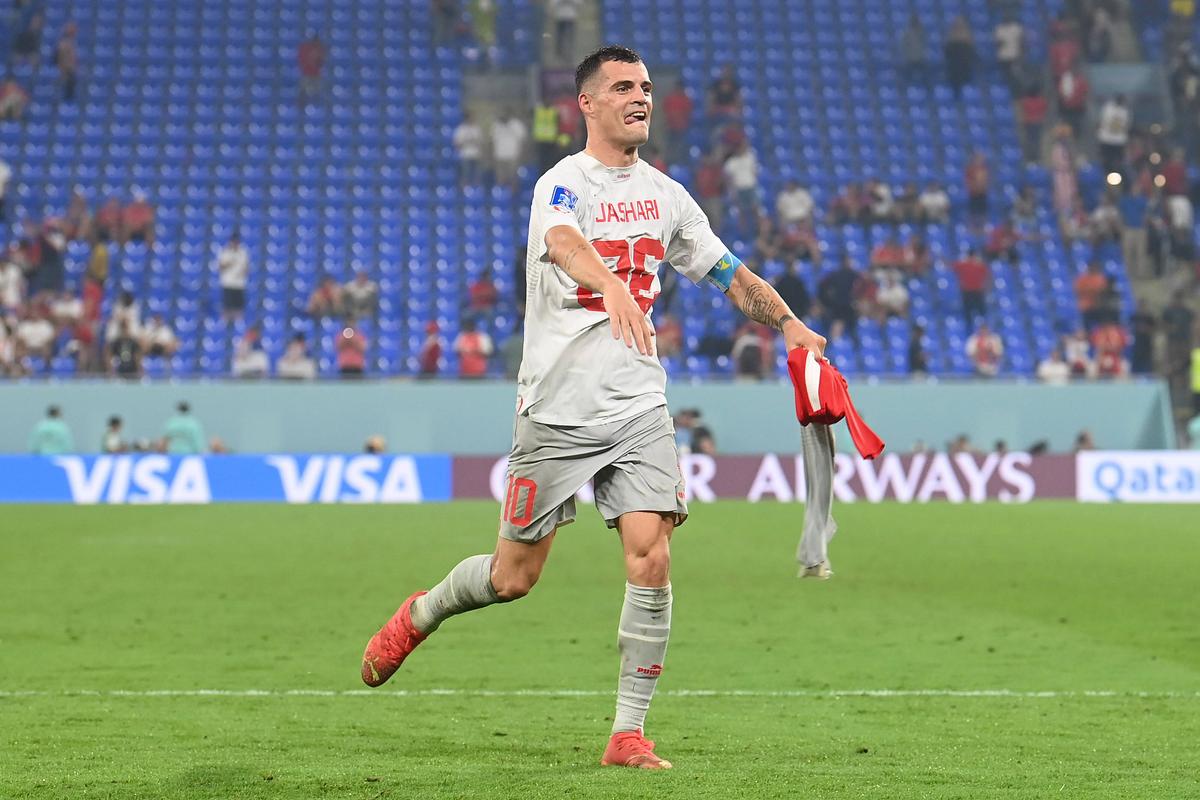 Sfidare pe teren la adresa sârbilor » Gestul provocator al căpitanului Elveției a inflamat spiritele, după meci, iar FIFA ar putea deschide o anchetă