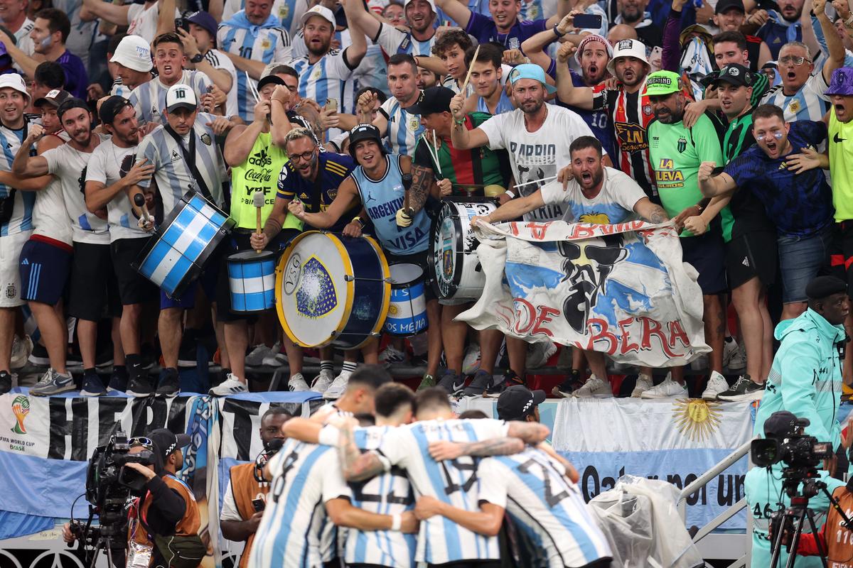 Lecție de pasiune pentru fotbal! Argentina, spectacol în tribune la CM 2022!