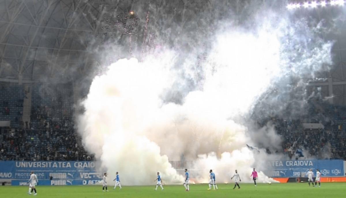 CSU Craiova - FCU Craiova, întrerupt din cauza torțelor / FOTO: Captură TV@ Digi Sport 1