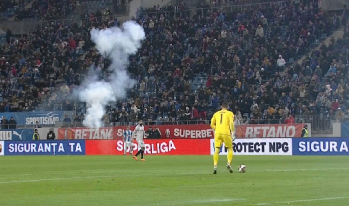 CSU Craiova - FCU Craiova, întrerupt din cauza torțelor / FOTO: Captură TV@ Digi Sport 1