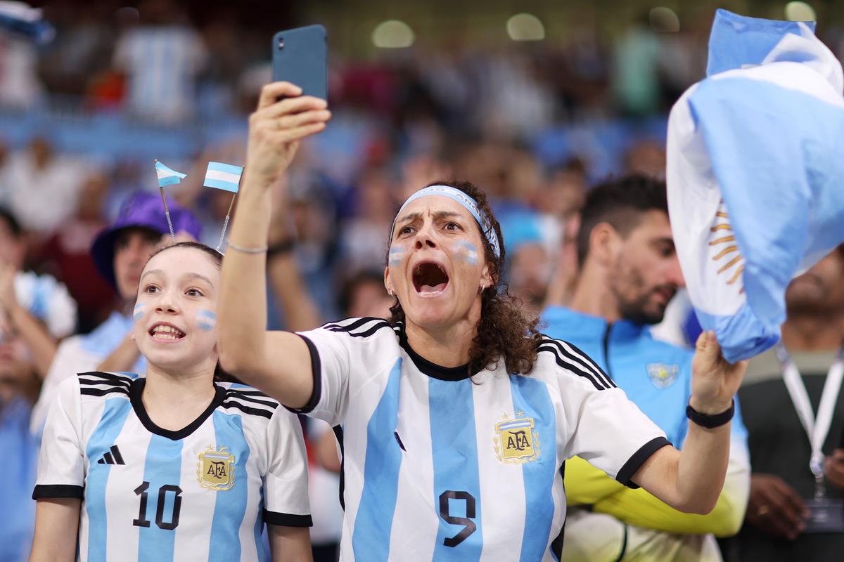 Lecție de pasiune pentru fotbal! Argentina, spectacol în tribune la CM 2022!
