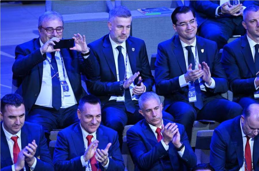 Directorul tehnic al FRF, Mihai Stoichiță, a filmat momente din spectacolul artistic derulat în deschiderea tragerii la sorții a grupelor Euro 2024 FOTO: UEFA Cum a fost surprins Mihai Stoichiță la tragerea la sorți » Vedetă pe site-ul UEFA