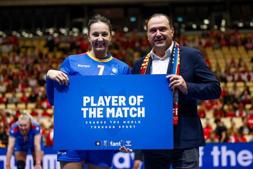 Eliza Buceschi alături de Constantin Din, președintele Federației Române de Handbal FOTO FRH