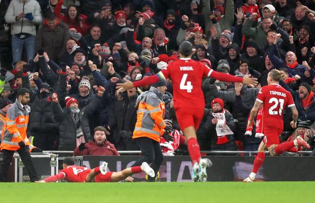 „Thiller” cu 7 goluri, 4 absolut fabuloase! Condusă pe Anfield, Liverpool a întors spectaculos în numai două minute